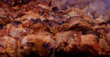 Şişte domuz kebabı ızgarada kömürde kızartılır. Yakın plan. Yukarıdan bak. Barbekü pişirme. Kırsalda piknik. Barbekü sezonu.