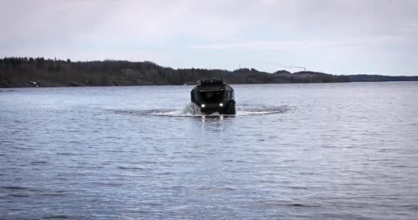 Karelia Russia 2023年5月9日 湖に全地形の車両が浮かび上がり オフロードを走行する — ストック動画