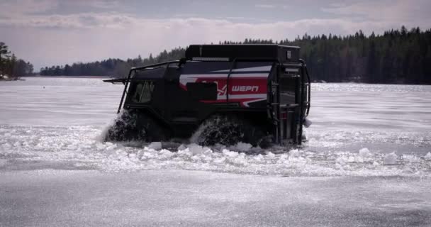 Karelia Russia 2023年5月9日 湖に全地形の車両が浮かび上がり オフロードを走行する — ストック動画