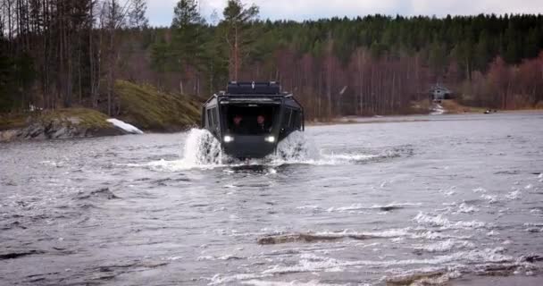 Karelia Cumhuriyeti Russia Mayıs 2023 Sherp Arazi Aracı Gölde Yüzüyor — Stok video