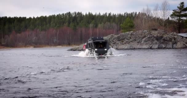 Karelia Cumhuriyeti Russia Mayıs 2023 Sherp Arazi Aracı Gölde Yüzüyor — Stok video