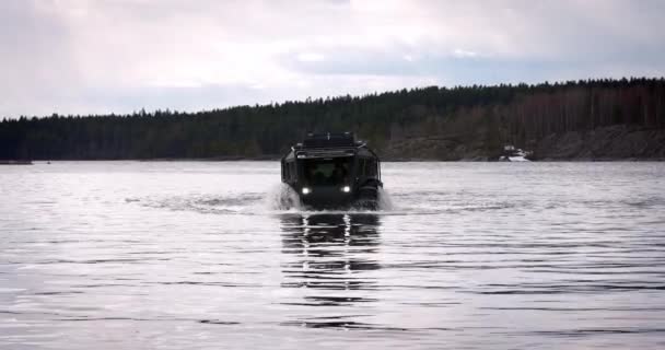 Republika Karelii Russia Maja 2023 Sherp Pojazd Terenowy Pływa Jeziorze — Wideo stockowe