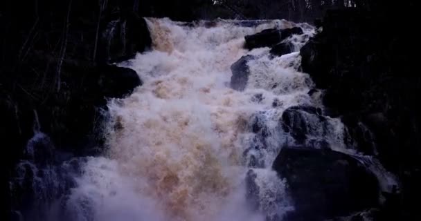 俄罗斯卡累利阿共和国的瀑布 美丽的瀑布和卡累利阿丛林中淡水湖的翡翠池中的风景如画的自然 — 图库视频影像