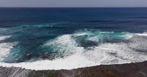 Vista Aérea Drone Voando Sobre Belas Ondas Oceano Água Batendo — Vídeo de Stock