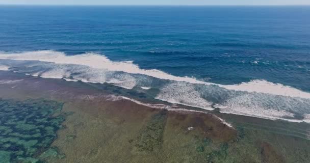 Vista Aérea Drone Voando Sobre Belas Ondas Oceano Água Batendo — Vídeo de Stock