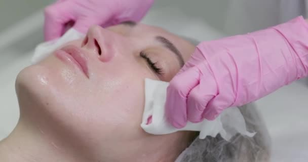 Kosmetolog Nanáší Výživnou Masku Mladou Ženu Lázeňském Salónu Detailní Záběr — Stock video