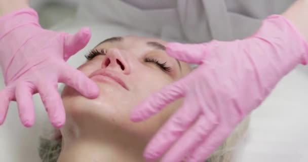Kosmetolog Nakłada Odżywczą Maskę Młodą Kobietę Salonie Spa Zbliżenie Kobiety — Wideo stockowe