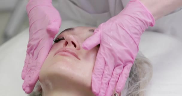 Kosmetolog Applicerar Närande Mask Ung Kvinna Spasalong Närbild Kvinna Som — Stockvideo