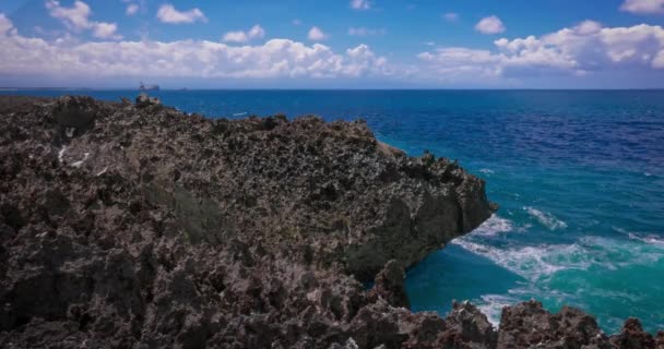 海岸線の岩に衝突する大きな波のゆっくりとした動き バリ島のヌサドゥア島のウォーターブロー インド洋の美しい強力な波の映像 美しく岩を粉砕 — ストック動画