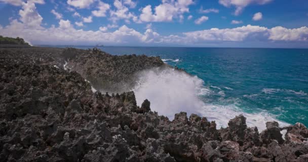 Медленное Движение Больших Волн Бьющихся Скалы Береговой Линии Водопад Острове — стоковое видео