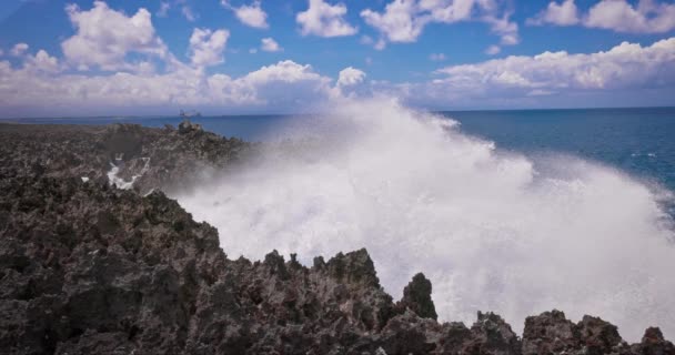 Zpomalený Pohyb Velkých Vln Narážejících Skály Pobřeží Vodní Úder Ostrově — Stock video