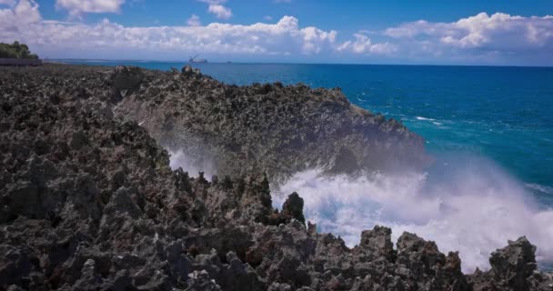大浪缓缓地冲击着海岸线的岩石 巴厘岛努沙岛上的水击美丽而强大的印度洋海浪拍下的影像 美丽地撞击着岩石 — 图库视频影像