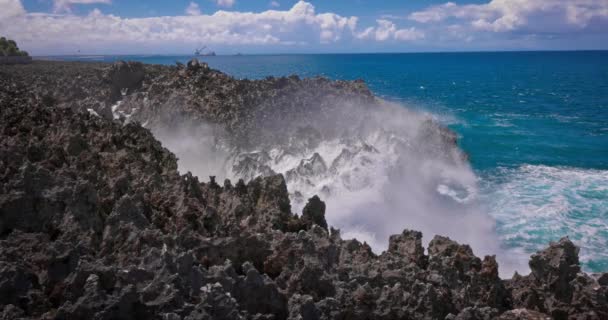 Zpomalený Pohyb Velkých Vln Narážejících Skály Pobřeží Vodní Úder Ostrově — Stock video