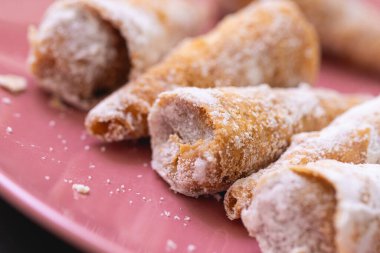 Dulce de leche ile doldurulmuş koni şeklinde kurabiye. Brezilya tatlısı..