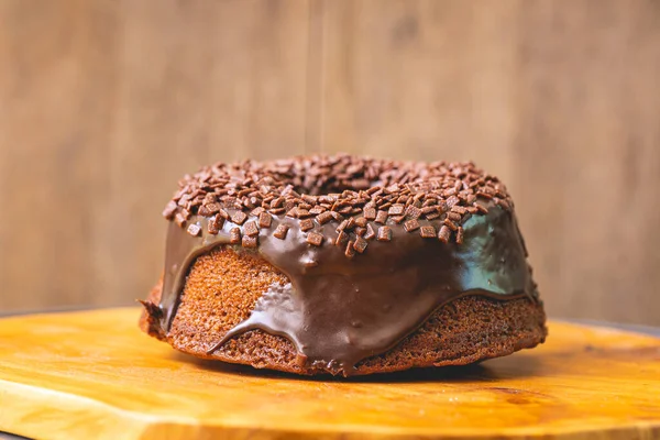 Chocolate Cake Creamy Chocolate Sauce Decorated Chocolate Sprinkles Wooden Board — Foto Stock