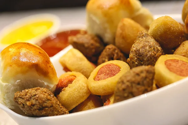 Diverse Braziliaanse Snacks Een Bord Met Een Saushouder Met Ketchup — Stockfoto
