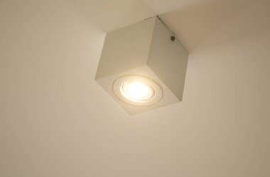 Modern iç mekanda beyaz tavan lambasının düşük açılı görüntüsü