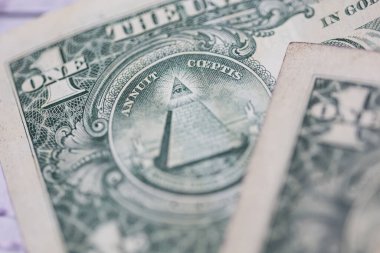 Para geçmişini dolar banknotlarıyla kapatın. Ekonomi ve finans kavramı.