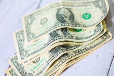 Para geçmişini dolar banknotlarıyla kapatın. Ekonomi ve finans kavramı.