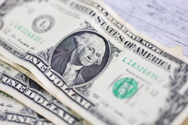 Para geçmişini dolar banknotlarıyla kapatın. Ekonomi ve finans kavramı.