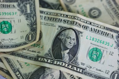 Para geçmişini dolar banknotlarıyla kapatın. Ekonomi ve finans kavramı.