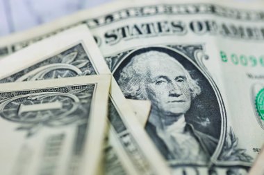 Para geçmişini dolar banknotlarıyla kapatın. Ekonomi ve finans kavramı.