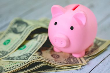 Para geçmişini dolar banknotları ve kumbaralarla kapatın. Ekonomi ve finans kavramı. 