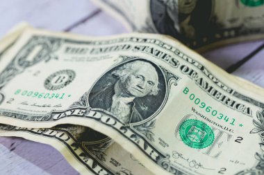 Para geçmişini dolar banknotlarıyla kapatın. Ekonomi ve finans kavramı.