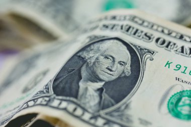 Para geçmişini dolar banknotlarıyla kapatın. Ekonomi ve finans kavramı.