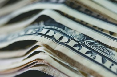 Para geçmişini dolar banknotlarıyla kapatın. Ekonomi ve finans kavramı.