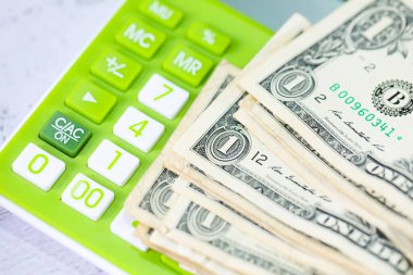 Para geçmişini dolar banknotları ve hesap makinesiyle kapatın. Ekonomi ve finans kavramı.