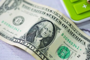 Para geçmişini dolar banknotları ve hesap makinesiyle kapatın. Ekonomi ve finans kavramı.