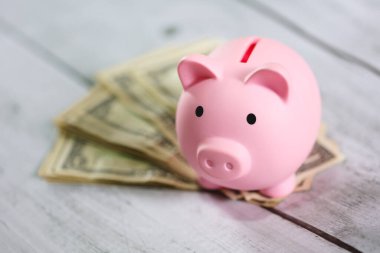 Para geçmişini dolar banknotları ve kumbaralarla kapatın. Ekonomi ve finans kavramı. 