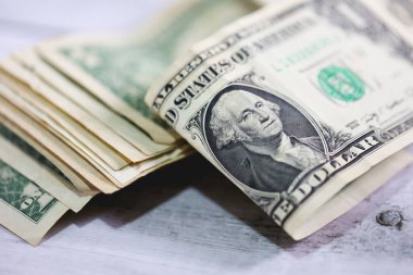 Para geçmişini dolar banknotlarıyla kapatın. Ekonomi ve finans kavramı.