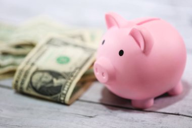 Para geçmişini dolar banknotları ve kumbaralarla kapatın. Ekonomi ve finans kavramı. 