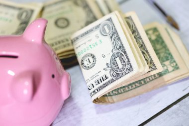 Para geçmişini dolar banknotları ve kumbaralarla kapatın. Ekonomi ve finans kavramı. 