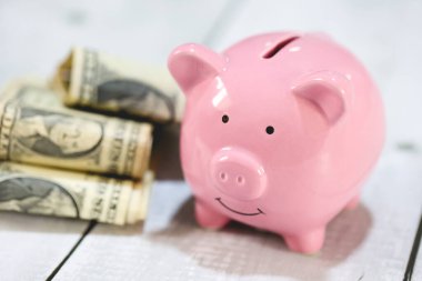 Para geçmişini dolar banknotları ve kumbaralarla kapatın. Ekonomi ve finans kavramı. 