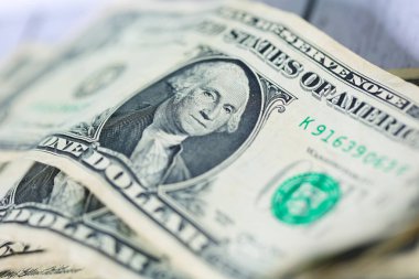 Para geçmişini dolar banknotlarıyla kapatın. Ekonomi ve finans kavramı.