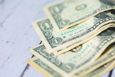 Para geçmişini dolar banknotlarıyla kapatın. Ekonomi ve finans kavramı.