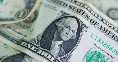 Para geçmişini dolar banknotlarıyla kapatın. Ekonomi ve finans kavramı.