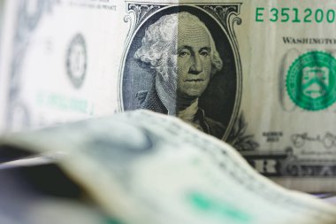 Para geçmişini dolar banknotlarıyla kapatın. Ekonomi ve finans kavramı.