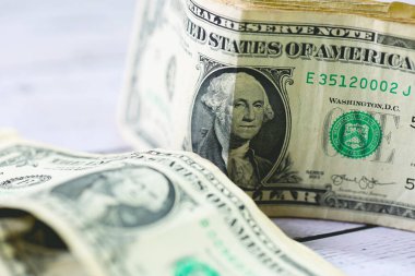 Para geçmişini dolar banknotlarıyla kapatın. Ekonomi ve finans kavramı.