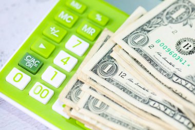 Para geçmişini dolar banknotları ve hesap makinesiyle kapatın. Ekonomi ve finans kavramı.