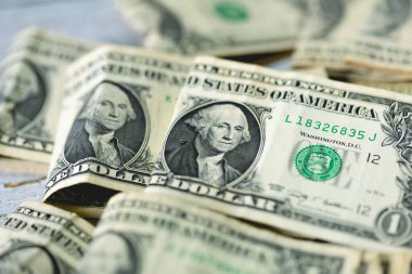 Para geçmişini dolar banknotlarıyla kapatın. Ekonomi ve finans kavramı.