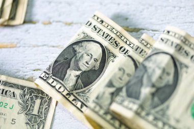 Para geçmişini dolar banknotlarıyla kapatın. Ekonomi ve finans kavramı.
