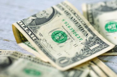 Para geçmişini dolar banknotlarıyla kapatın. Ekonomi ve finans kavramı.