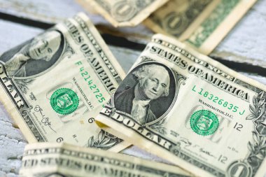 Para geçmişini dolar banknotlarıyla kapatın. Ekonomi ve finans kavramı.