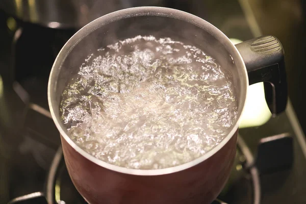 Vattenkokning För Matlagning Ris Över Mörk Spis — Stockfoto
