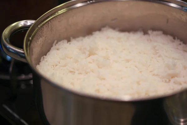 Вода Кипящая Приготовления Риса Над Темной Плитой — стоковое фото