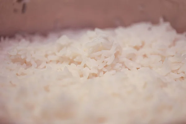 Wasser Zum Kochen Von Reis Auf Einem Dunklen Herd — Stockfoto